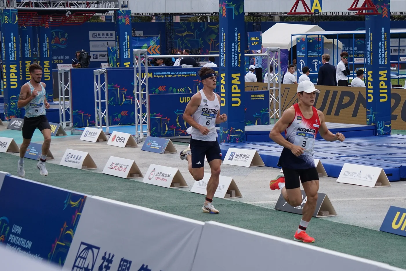 2026 Dünya Modern Pentatlon Şampiyonası laser-run etabında koşan sporcular.