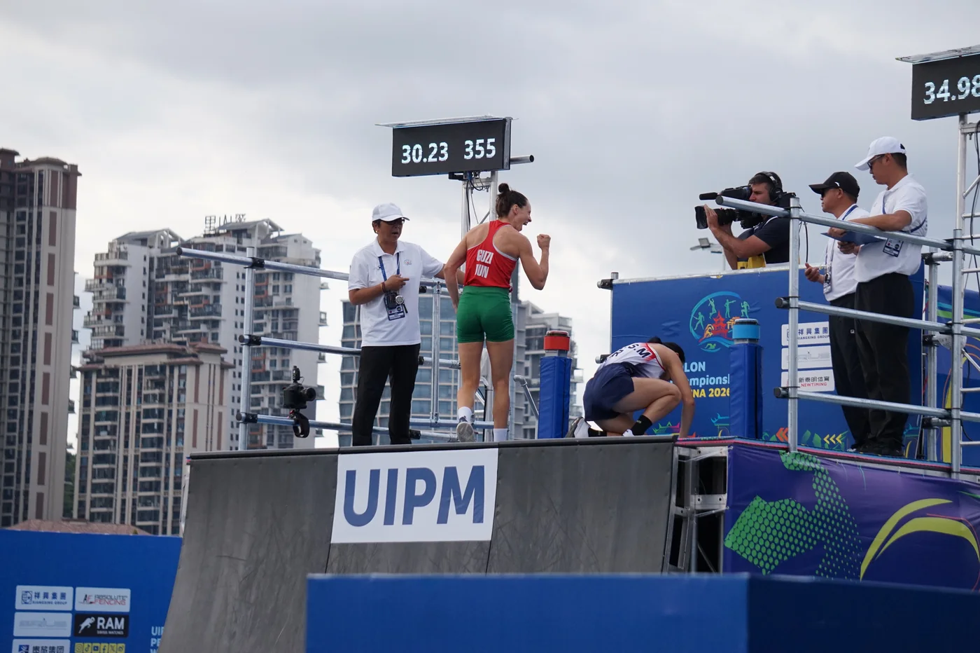 2026 Dünya Modern Pentatlon Şampiyonası kadınlar finalinde engel parkurunu bitiren sporcu.