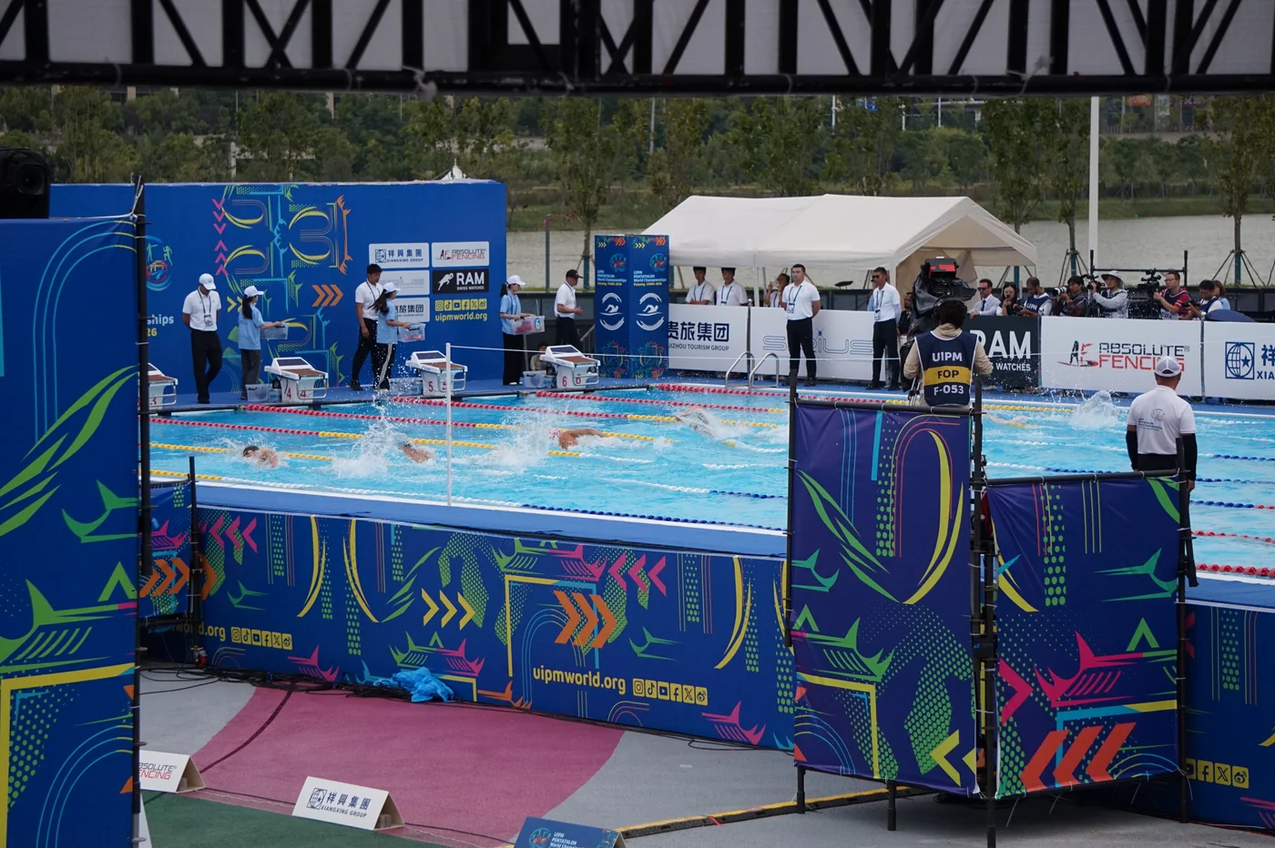 2026 Dünya Modern Pentatlon Şampiyonası yüzme etabında kulvarlarda serbest stil yüzen sporcular.